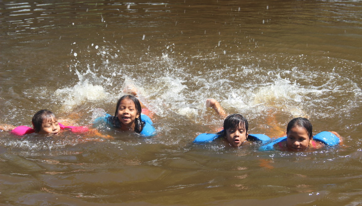 Donación de flotadores permitirá salvaguardar la vida de los niños más pequeños del Itaya mientras aprenden a nadar