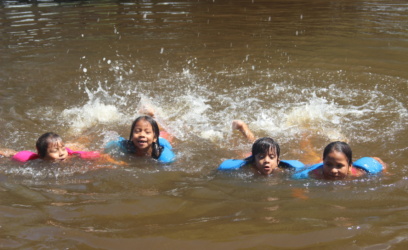 Donación de flotadores permitirá salvaguardar la vida de los niños más pequeños del Itaya mientras aprenden a nadar