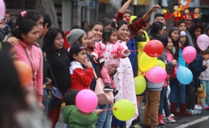 Un gran abrazo entre niños y adultos llenó de ternura  el parque Kennedy de Miraflores