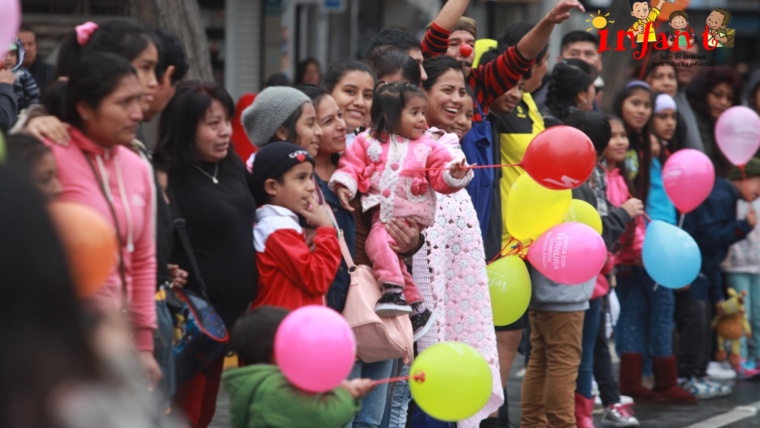 Un gran abrazo entre niños y adultos llenó de ternura  el parque Kennedy de Miraflores