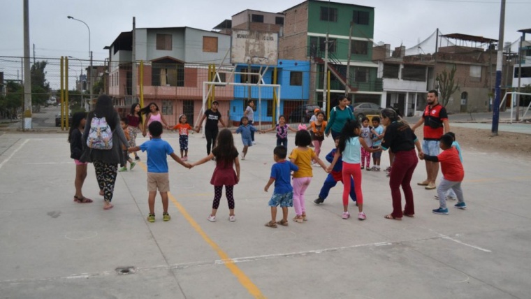 En Villa El Salvador, vecinos y niños construyen un espacio amigable y seguro para la infancia